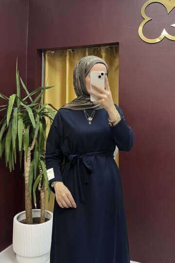 Kolu Etiket Detaylı Elbise - 13