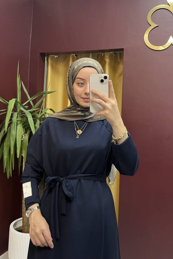 Kolu Etiket Detaylı Elbise - 19